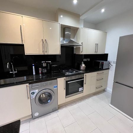 Готель 4 Wharncliffe Drive Hanwell Екстер'єр фото
