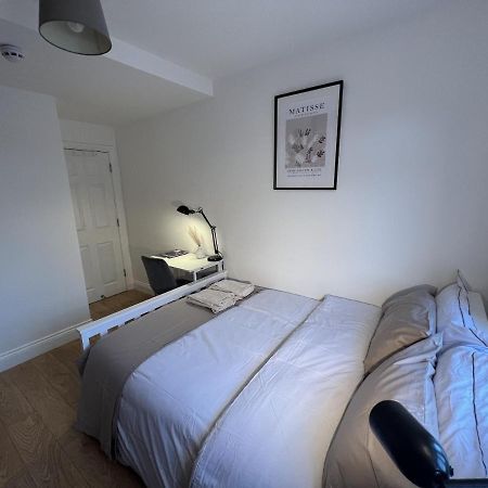 Готель 4 Wharncliffe Drive Hanwell Екстер'єр фото