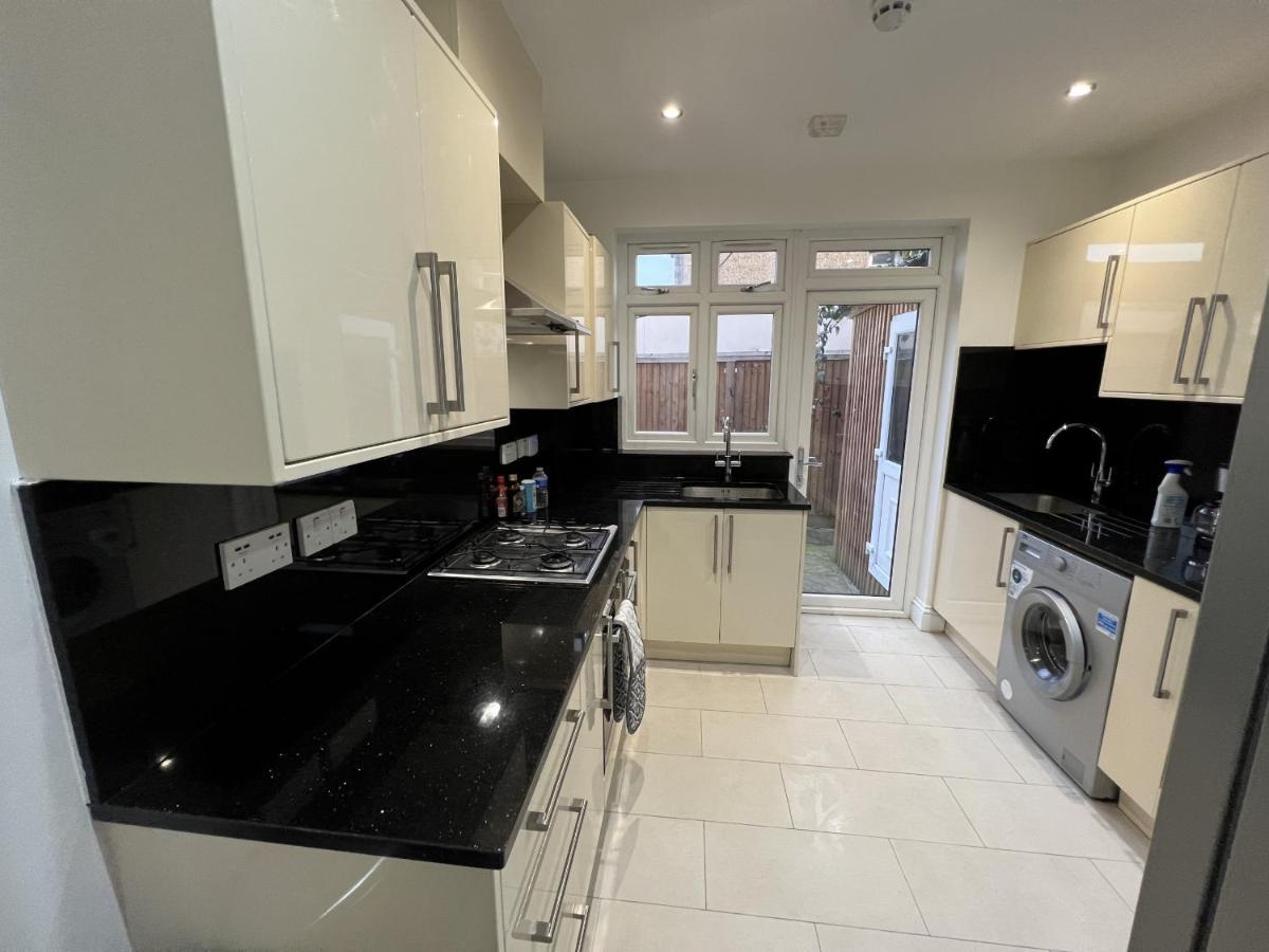 Готель 4 Wharncliffe Drive Hanwell Екстер'єр фото