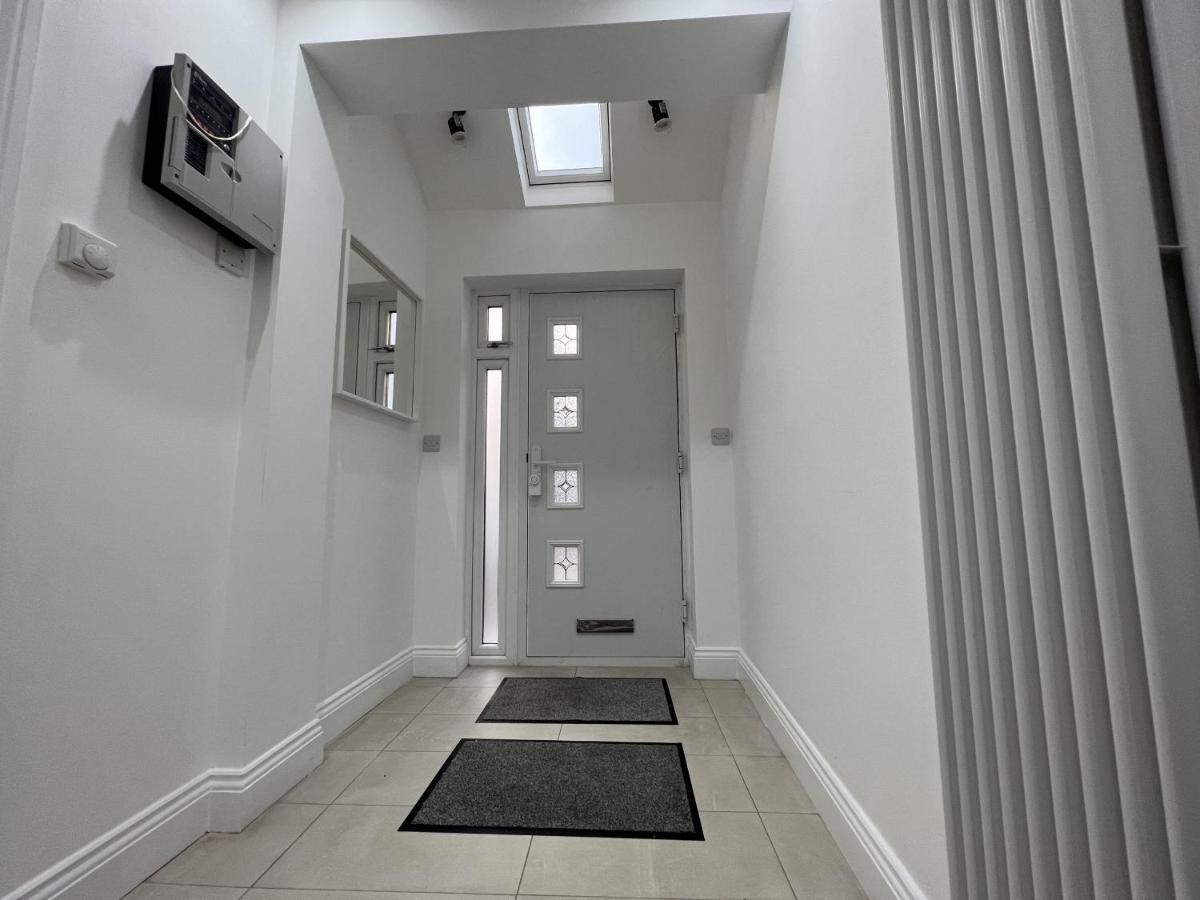 Готель 4 Wharncliffe Drive Hanwell Екстер'єр фото