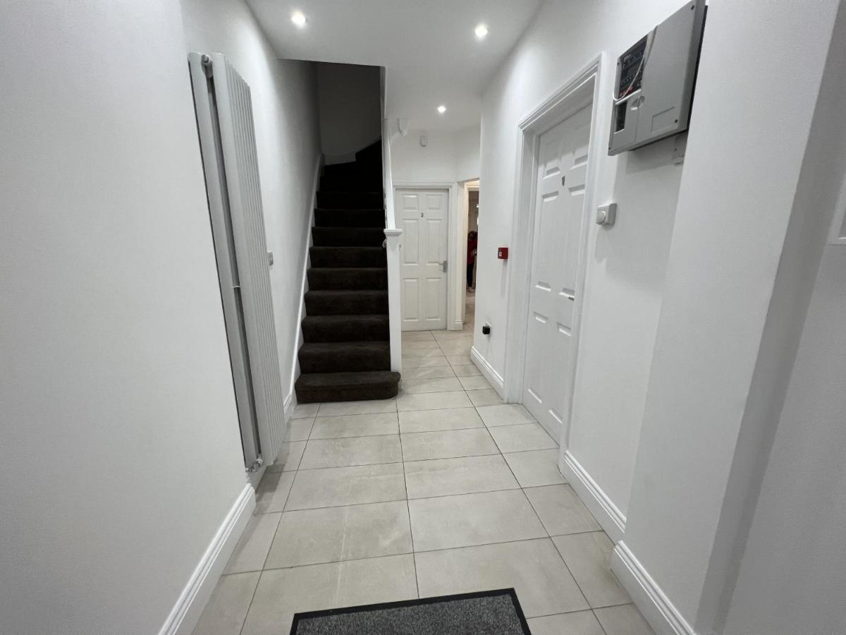 Готель 4 Wharncliffe Drive Hanwell Екстер'єр фото