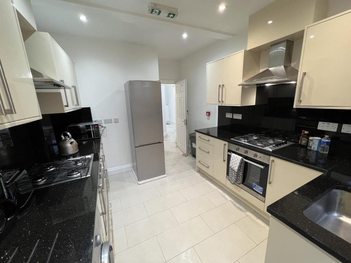 Готель 4 Wharncliffe Drive Hanwell Екстер'єр фото