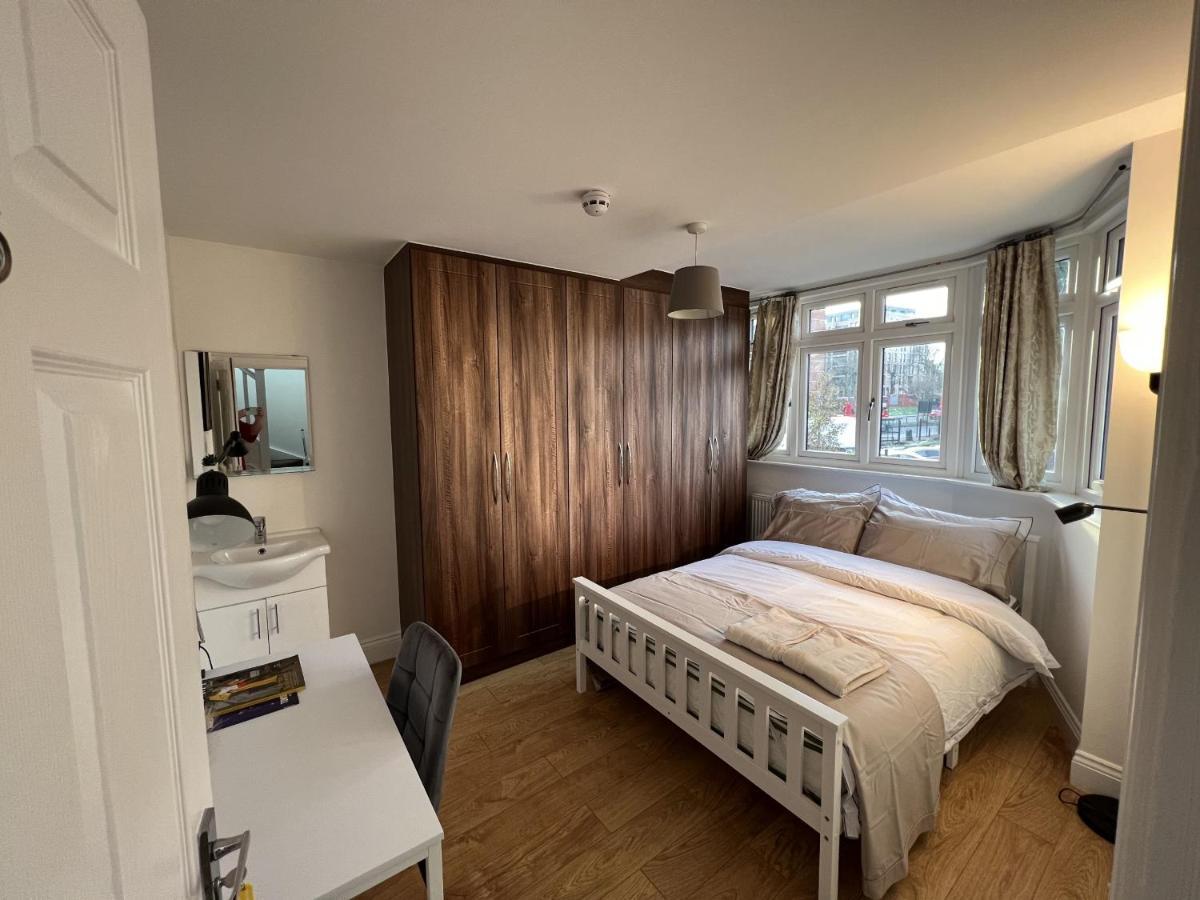 Готель 4 Wharncliffe Drive Hanwell Екстер'єр фото