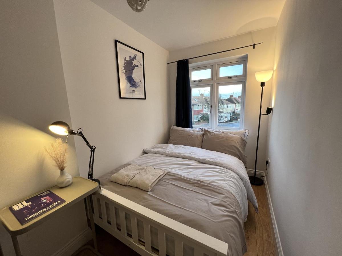 Готель 4 Wharncliffe Drive Hanwell Екстер'єр фото