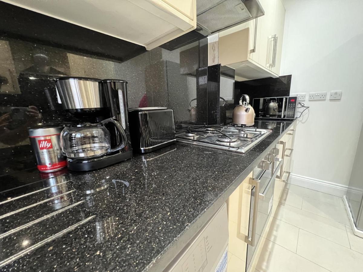 Готель 4 Wharncliffe Drive Hanwell Екстер'єр фото