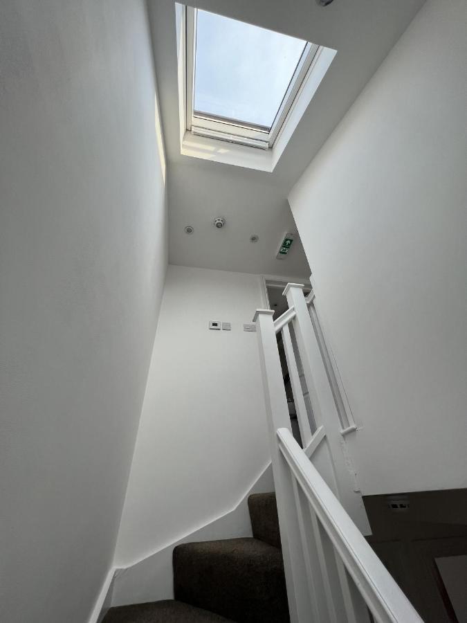 Готель 4 Wharncliffe Drive Hanwell Екстер'єр фото