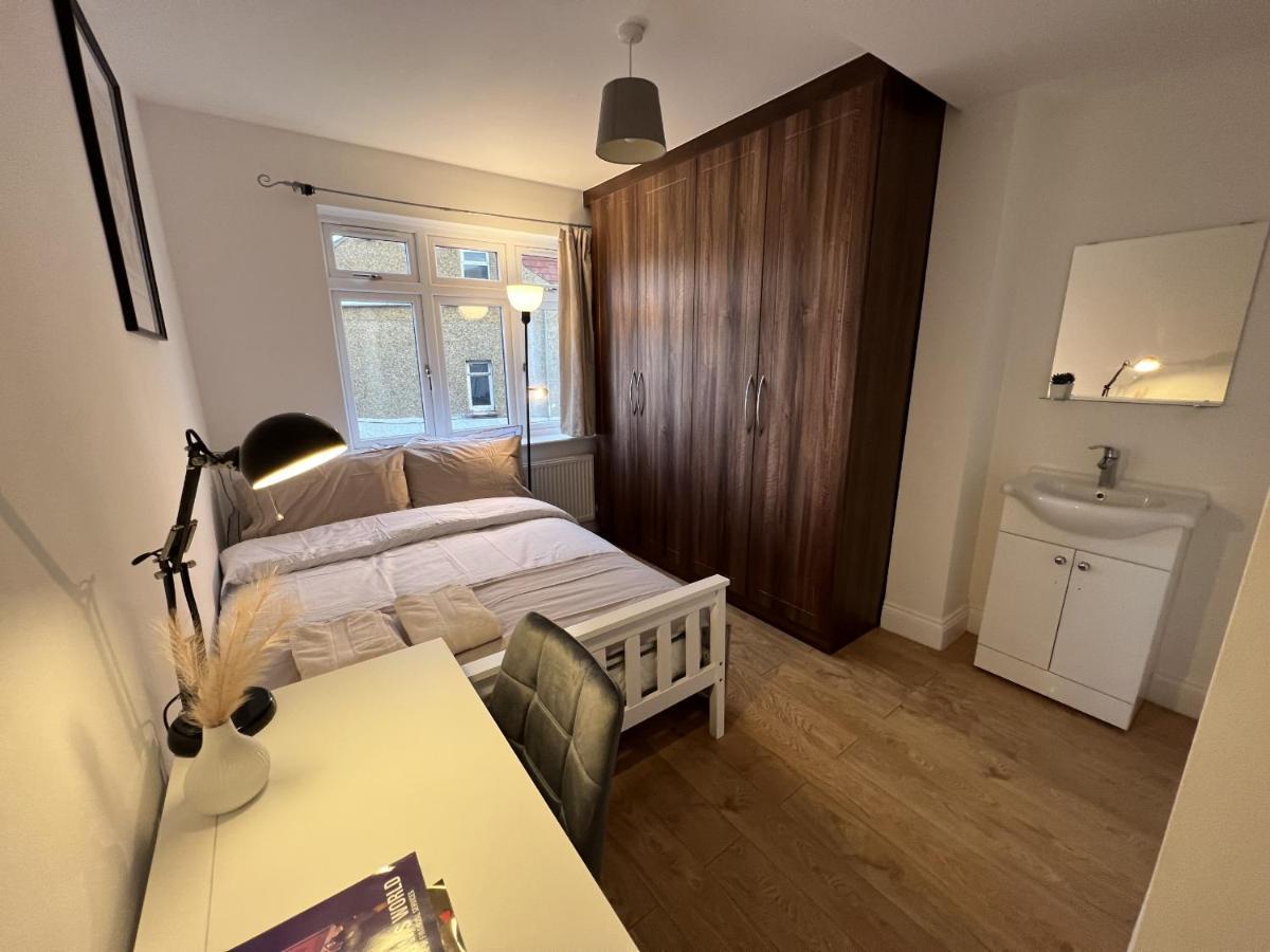 Готель 4 Wharncliffe Drive Hanwell Екстер'єр фото