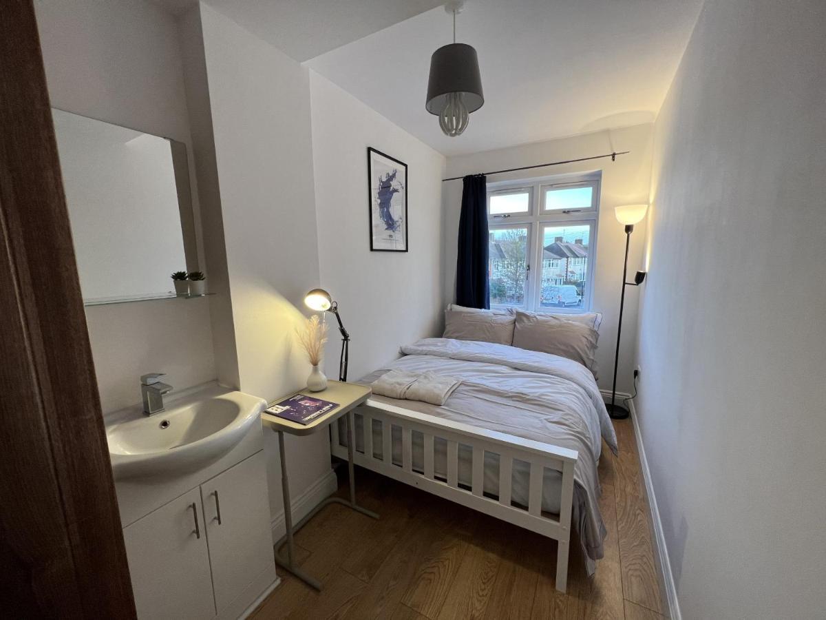 Готель 4 Wharncliffe Drive Hanwell Екстер'єр фото