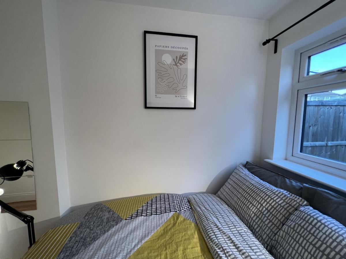 Готель 4 Wharncliffe Drive Hanwell Екстер'єр фото