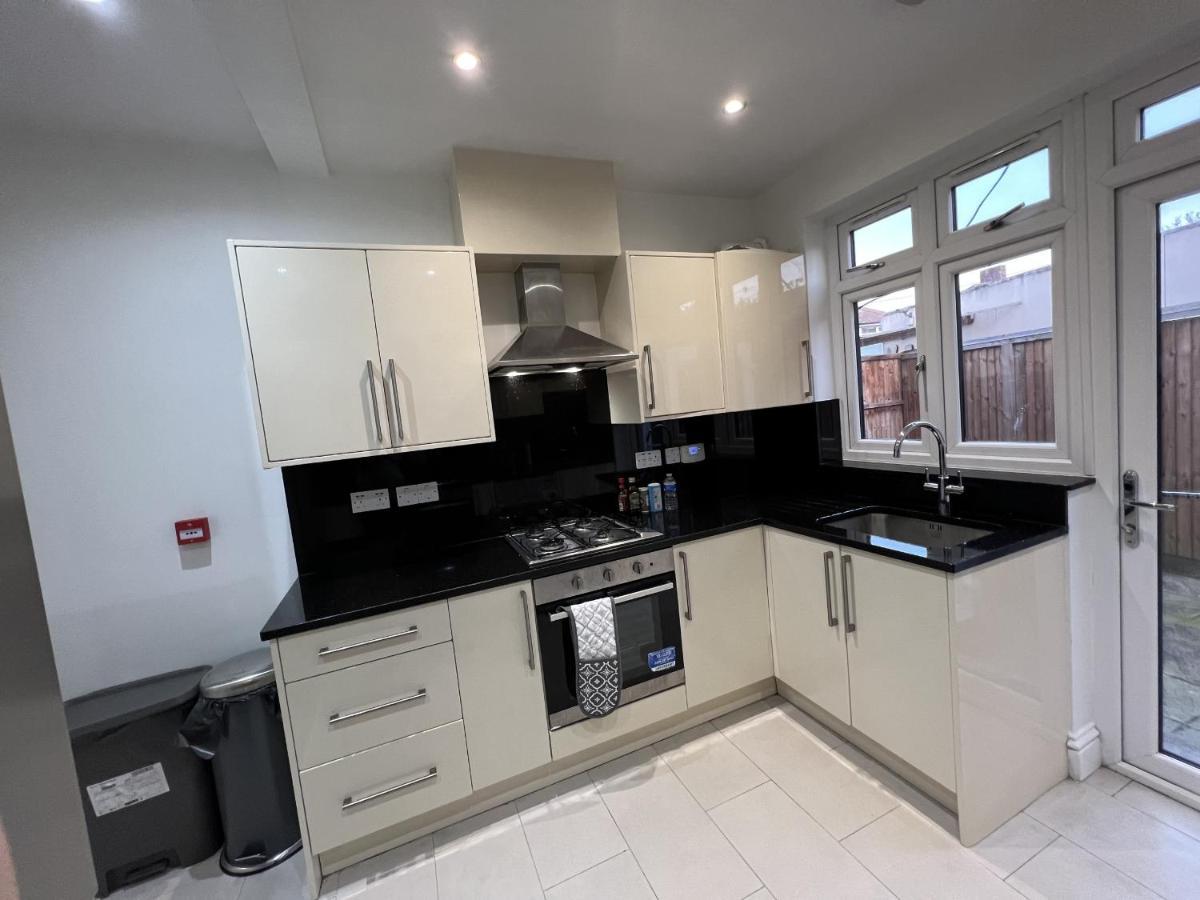 Готель 4 Wharncliffe Drive Hanwell Екстер'єр фото