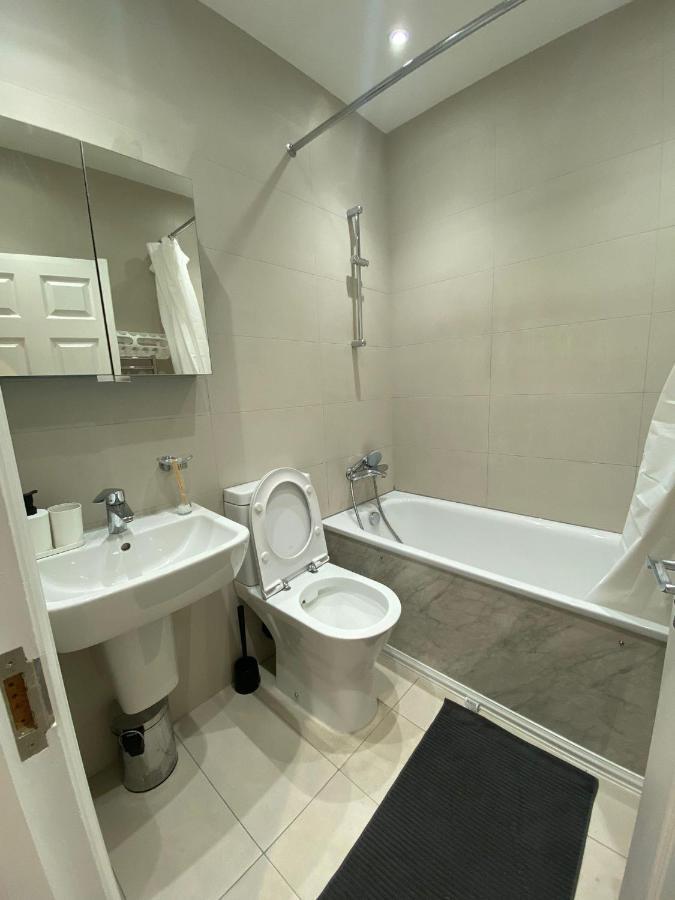 Готель 4 Wharncliffe Drive Hanwell Екстер'єр фото