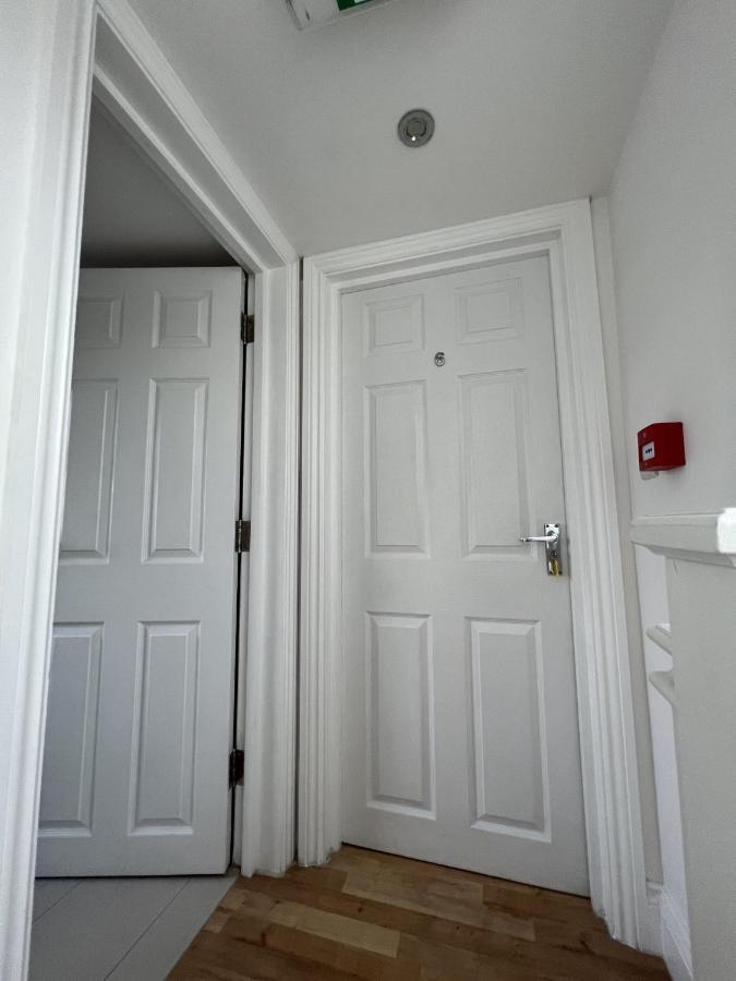 Готель 4 Wharncliffe Drive Hanwell Екстер'єр фото