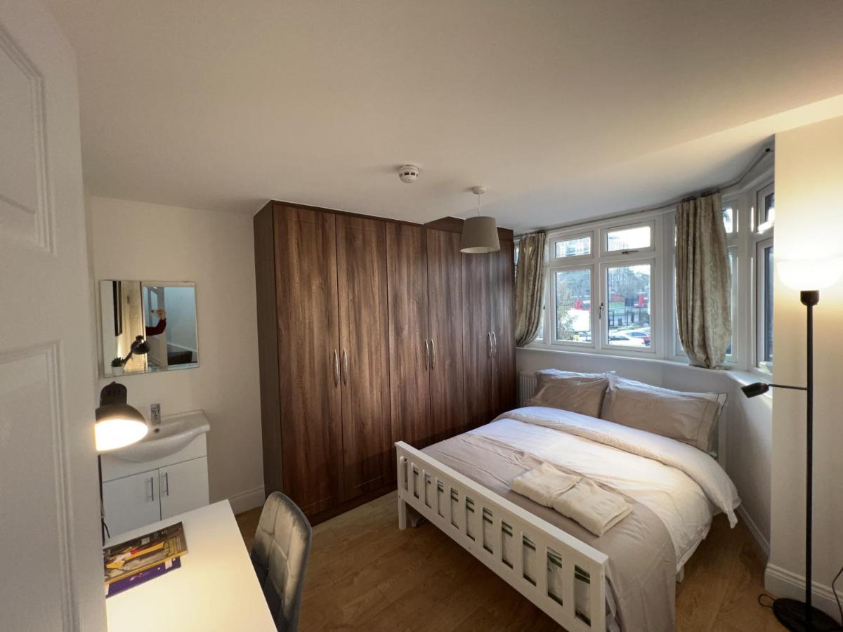 Готель 4 Wharncliffe Drive Hanwell Екстер'єр фото