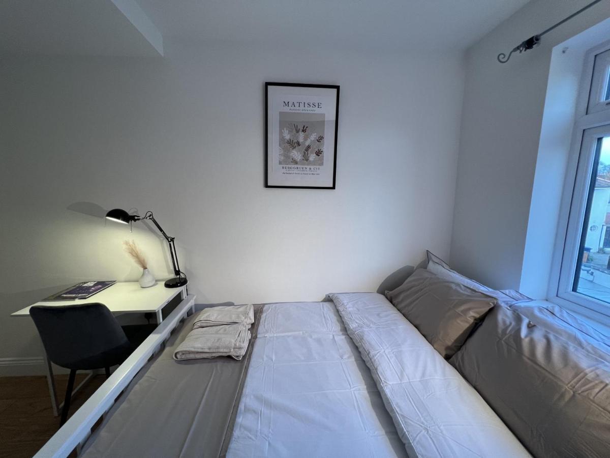 Готель 4 Wharncliffe Drive Hanwell Екстер'єр фото