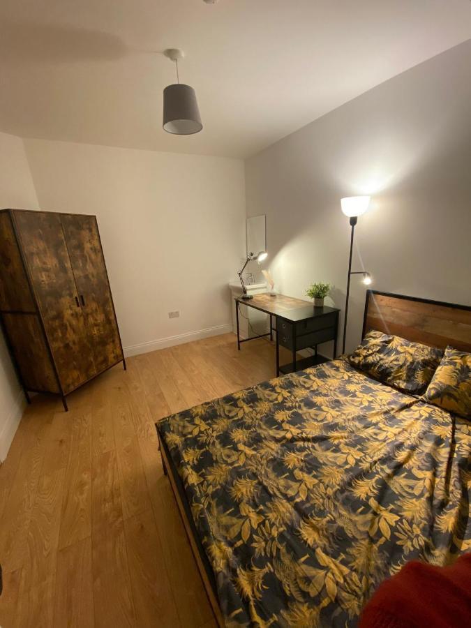 Готель 4 Wharncliffe Drive Hanwell Екстер'єр фото