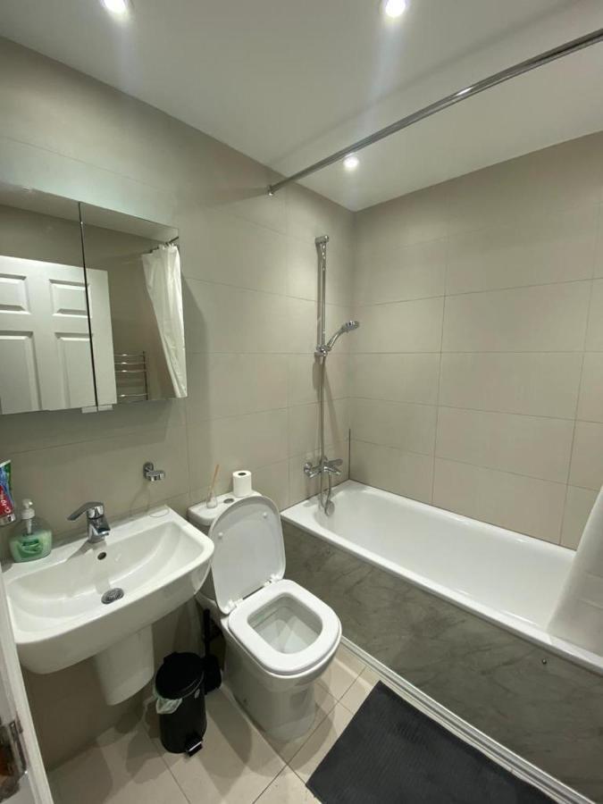 Готель 4 Wharncliffe Drive Hanwell Екстер'єр фото