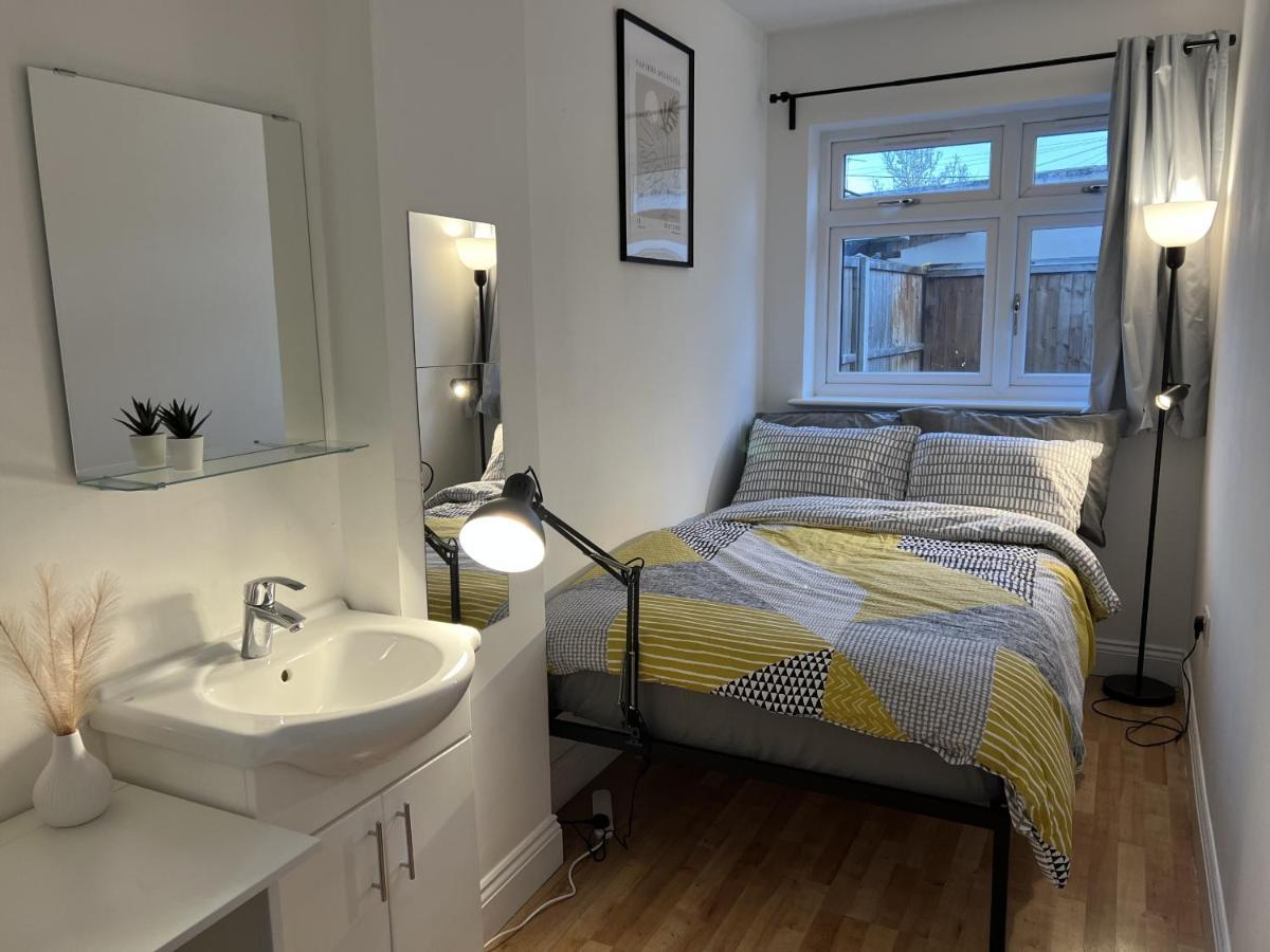 Готель 4 Wharncliffe Drive Hanwell Екстер'єр фото
