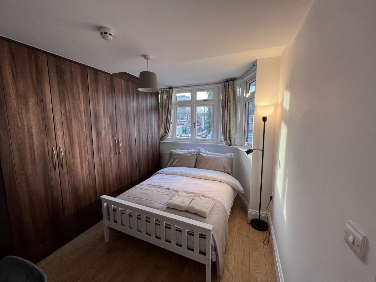 Готель 4 Wharncliffe Drive Hanwell Екстер'єр фото