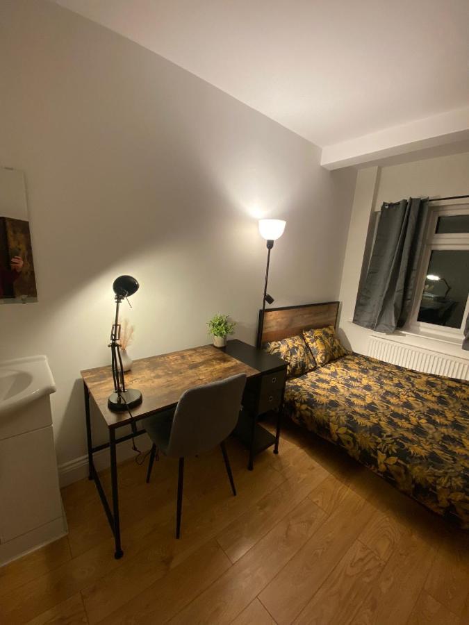 Готель 4 Wharncliffe Drive Hanwell Екстер'єр фото