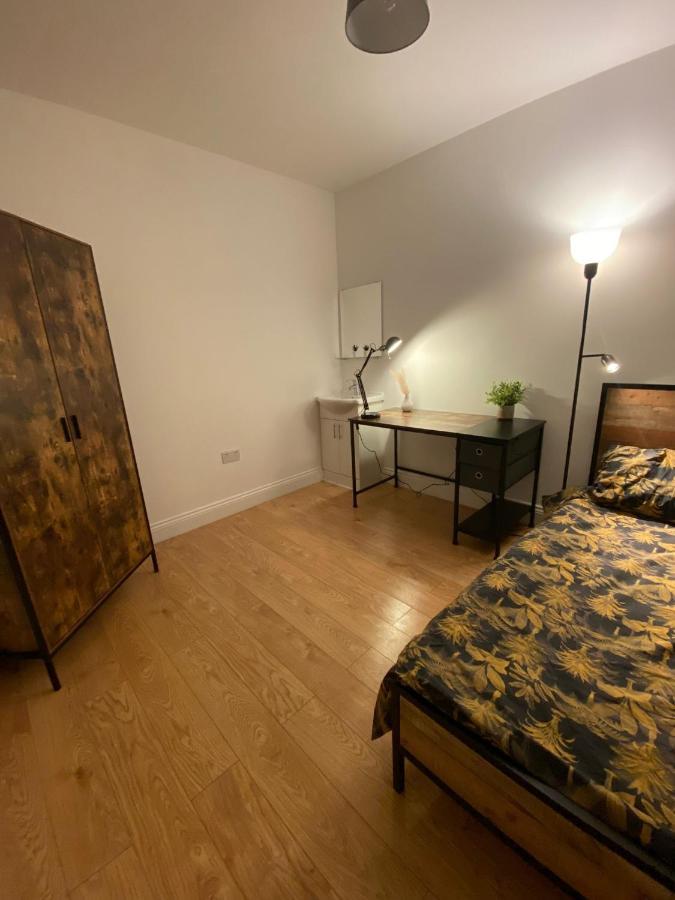 Готель 4 Wharncliffe Drive Hanwell Екстер'єр фото