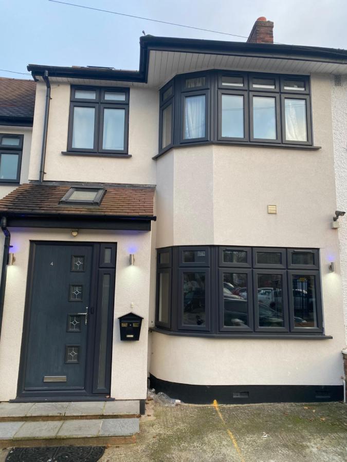 Готель 4 Wharncliffe Drive Hanwell Екстер'єр фото
