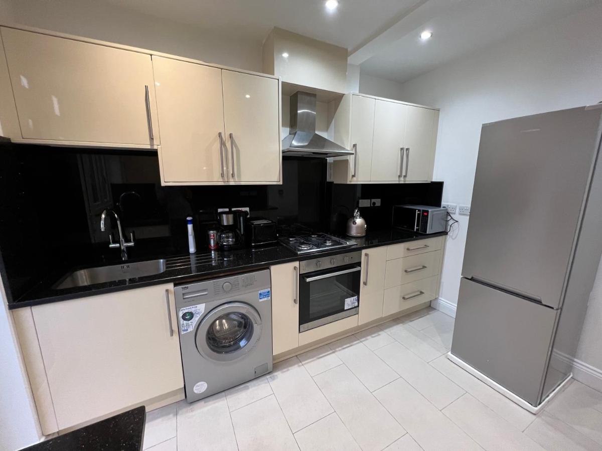 Готель 4 Wharncliffe Drive Hanwell Екстер'єр фото