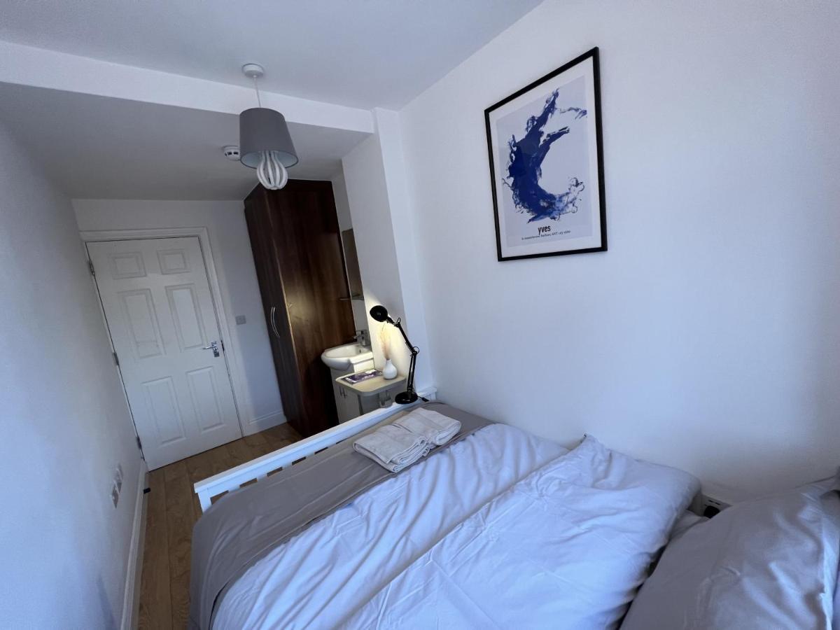 Готель 4 Wharncliffe Drive Hanwell Екстер'єр фото