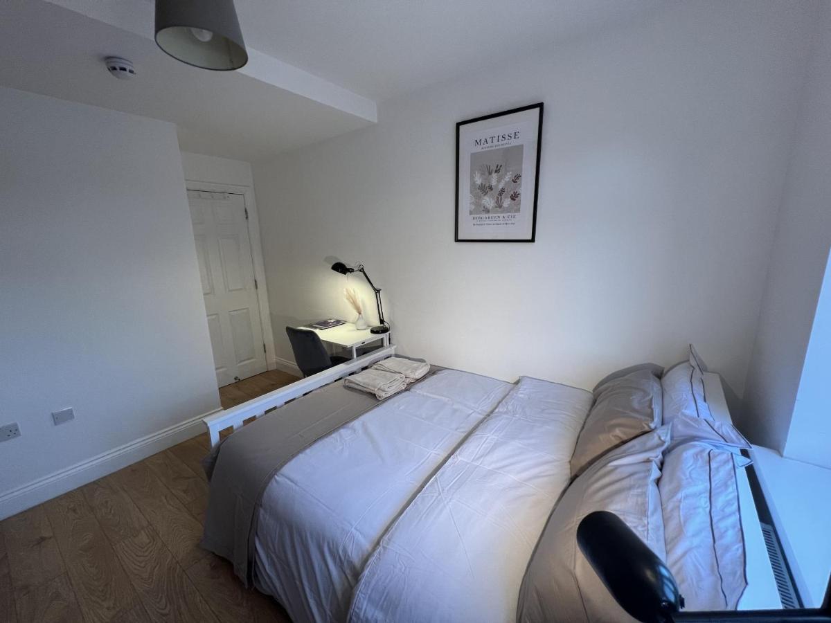 Готель 4 Wharncliffe Drive Hanwell Екстер'єр фото