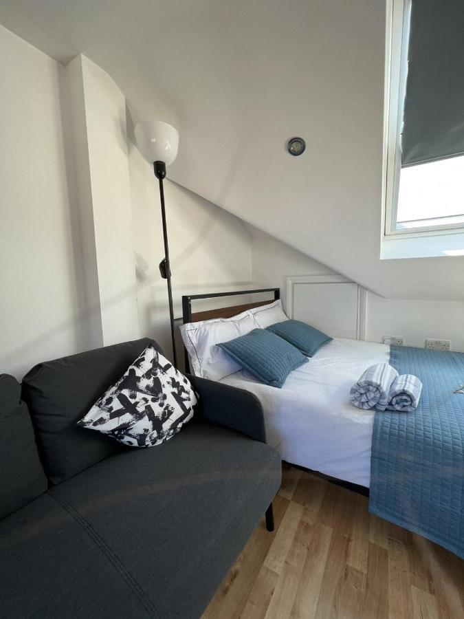 Готель 4 Wharncliffe Drive Hanwell Екстер'єр фото