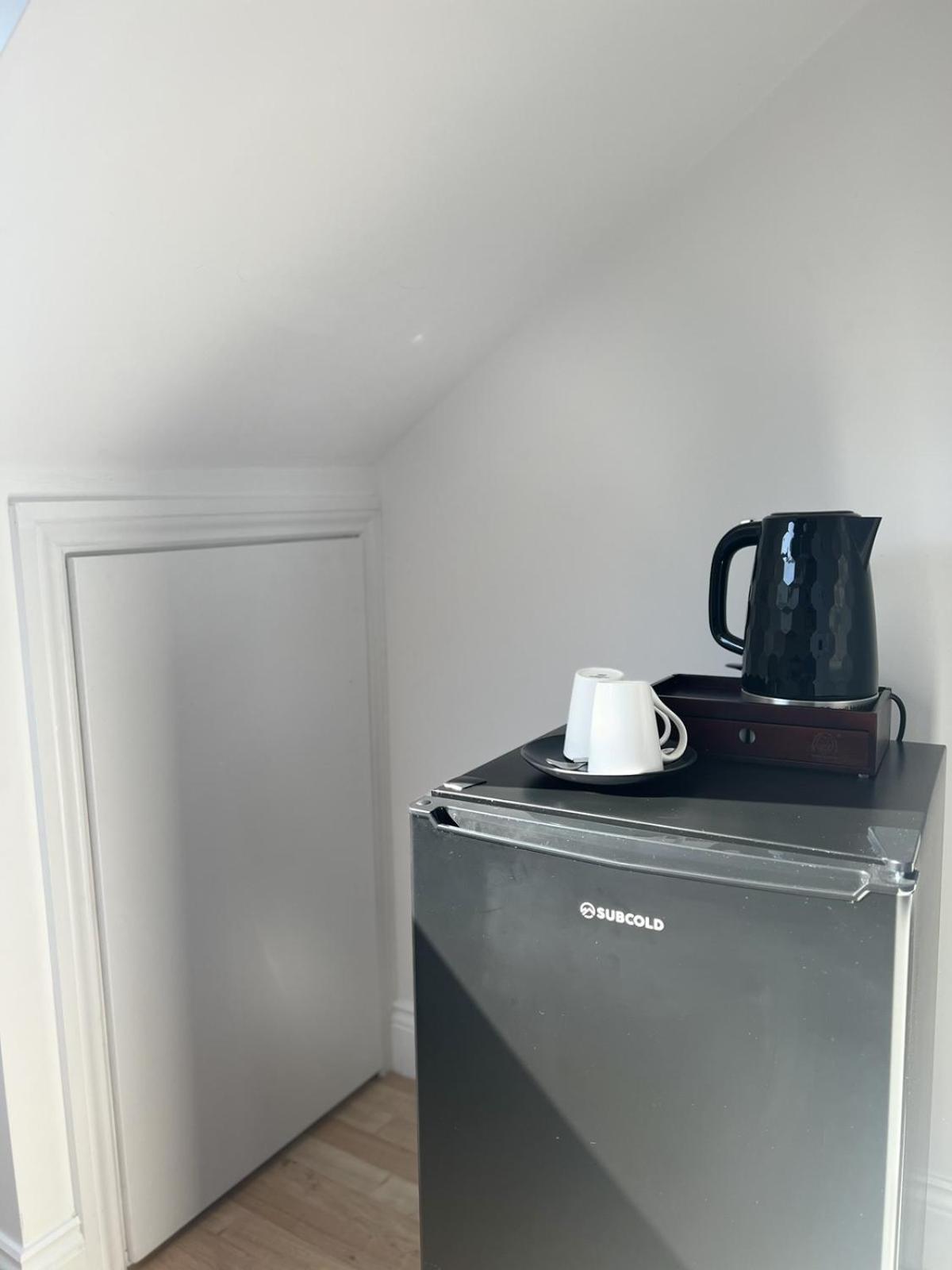 Готель 4 Wharncliffe Drive Hanwell Номер фото