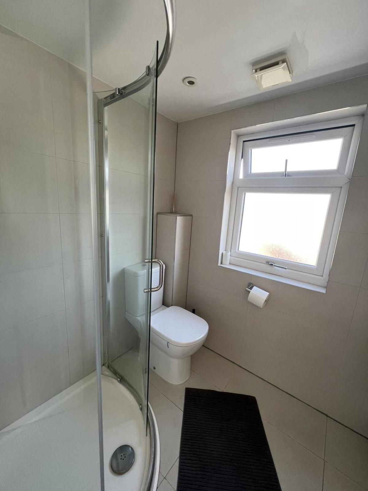 Готель 4 Wharncliffe Drive Hanwell Номер фото